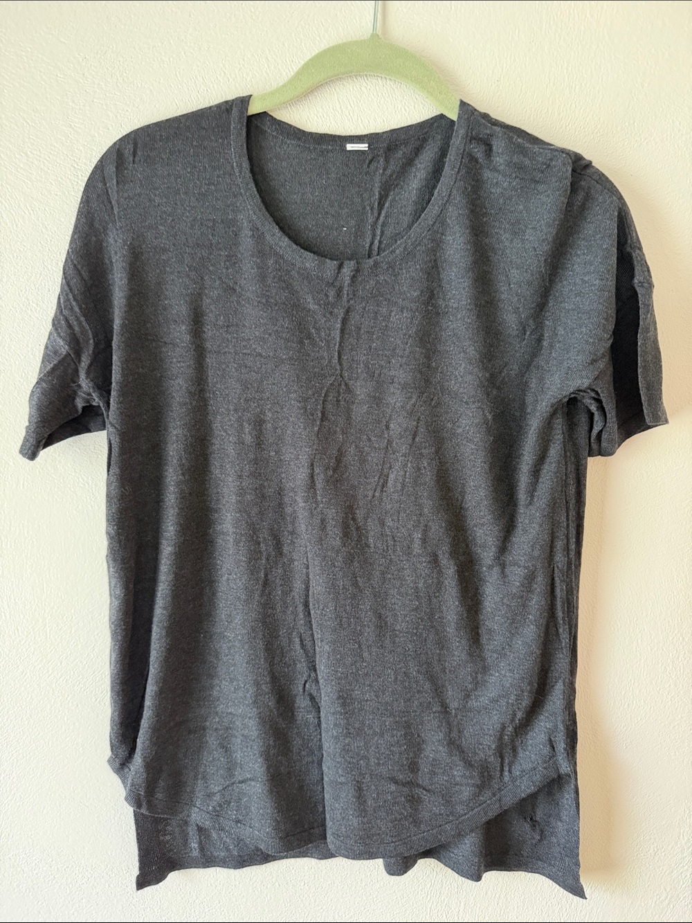 Women’s Lululemon lightweight top
Size: See the measurements
Color:charcoal gray